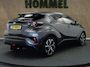 Toyota C-HR / C-HR+ 1.8 Hybrid Style - ORIGINEEL NEDERLANDSE AUTO - AFNEEMBARE TREKHAAK 725 KG GEREMD TREKGEWICHT - PARKEERSENSOREN VOOR EN ACHTER - JBL GELUIDINSTALLATIE - DODEHOEK DETECTIE - STUUR & STOEL VERWARMING