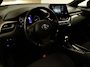 Toyota C-HR / C-HR+ 1.8 Hybrid Style - ORIGINEEL NEDERLANDSE AUTO - AFNEEMBARE TREKHAAK 725 KG GEREMD TREKGEWICHT - PARKEERSENSOREN VOOR EN ACHTER - JBL GELUIDINSTALLATIE - DODEHOEK DETECTIE - STUUR & STOEL VERWARMING