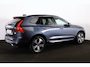 Volvo XC60 T8 Recharge AWD Plus Dark - Panorama/schuifdak - IntelliSafe Assist & Surround - Harman/Kardon audio - Adaptieve LED koplampen - Parkeercamera achter - Verwarmde voorstoelen, stuur & achterbank - Parkeersensoren voor & achter - Elektr. bedienb. voorstoelen met geheugen - Draadloze tel. lader - Standkachel - Inklapbare trekhaak - 19' LMV