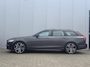 Volvo V90 T8 Plug-in hybrid AWD Ultra Dark | Bowers & Wilkins Premium Audio | Luchtvering | Gelamineerde zijruiten | Semi-Electrische wegklapbare trekhaak | 20" Lichtmetalen velgen | Massage in voorstoelen | Stoelventilatie | Stoelverwarming | 360° Parkeercamera