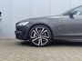 Volvo V90 T8 Plug-in hybrid AWD Ultra Dark | Bowers & Wilkins Premium Audio | Luchtvering | Gelamineerde zijruiten | Semi-Electrische wegklapbare trekhaak | 20" Lichtmetalen velgen | Massage in voorstoelen | Stoelventilatie | Stoelverwarming | 360° Parkeercamera