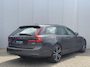 Volvo V90 T8 Plug-in hybrid AWD Ultra Dark | Bowers & Wilkins Premium Audio | Luchtvering | Gelamineerde zijruiten | Semi-Electrische wegklapbare trekhaak | 20" Lichtmetalen velgen | Massage in voorstoelen | Stoelventilatie | Stoelverwarming | 360° Parkeercamera