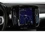 Volvo XC40 B4 Plus Dark | Trekhaak, inklapbaar | Panoramisch schuif-/ kanteldak | Stoel-/ stuurwielverwarming | Premium audio by Harman Kardon | Elektrisch verstelbare voorstoelen met geheugenfunctie | Apple carplay/Android auto | Pilot assist | 18 inch. lichtmetalen velgen | Extra getint glas | Verwarmde voorruit