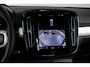 Volvo XC40 B4 Plus Dark | Trekhaak, inklapbaar | Panoramisch schuif-/ kanteldak | Stoel-/ stuurwielverwarming | Premium audio by Harman Kardon | Elektrisch verstelbare voorstoelen met geheugenfunctie | Apple carplay/Android auto | Pilot assist | 18 inch. lichtmetalen velgen | Extra getint glas | Verwarmde voorruit