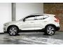 Volvo XC40 B4 Plus Dark | Trekhaak, inklapbaar | Panoramisch schuif-/ kanteldak | Stoel-/ stuurwielverwarming | Premium audio by Harman Kardon | Elektrisch verstelbare voorstoelen met geheugenfunctie | Apple carplay/Android auto | Pilot assist | 18 inch. lichtmetalen velgen | Extra getint glas | Verwarmde voorruit