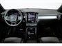 Volvo XC40 B4 Plus Dark | Trekhaak, inklapbaar | Panoramisch schuif-/ kanteldak | Stoel-/ stuurwielverwarming | Premium audio by Harman Kardon | Elektrisch verstelbare voorstoelen met geheugenfunctie | Apple carplay/Android auto | Pilot assist | 18 inch. lichtmetalen velgen | Extra getint glas | Verwarmde voorruit