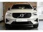 Volvo XC40 B4 Plus Dark | Trekhaak, inklapbaar | Panoramisch schuif-/ kanteldak | Stoel-/ stuurwielverwarming | Premium audio by Harman Kardon | Elektrisch verstelbare voorstoelen met geheugenfunctie | Apple carplay/Android auto | Pilot assist | 18 inch. lichtmetalen velgen | Extra getint glas | Verwarmde voorruit