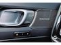 Volvo EX40 Extended Range Ultra 82 kWh - Panorama/schuifdak - IntelliSafe Assist & Surround - 360º Camera - Harman/Kardon audio - Verwarmde voorstoelen, stuur & achterbank - Parkeersensoren voor & achter - Elektr. bedienb. voorstoelen met geheugen links - Draadloze tel. lader - Warmtepomp - Extra getint glas - Inklapbare trekhaak - 19' LMV
