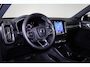 Volvo EX40 Extended Range Ultra 82 kWh - Panorama/schuifdak - IntelliSafe Assist & Surround - 360º Camera - Harman/Kardon audio - Verwarmde voorstoelen, stuur & achterbank - Parkeersensoren voor & achter - Elektr. bedienb. voorstoelen met geheugen links - Draadloze tel. lader - Warmtepomp - Extra getint glas - Inklapbare trekhaak - 19' LMV