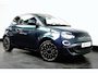 Fiat 500e La Prima 42 kWh 3+1 Panorama Dak | Adaptieve Cruise | Parkeersensoren Voor + Achter | Camera | 17" Lichtmetaal | Achteruitrijcamera | Airco (automatisch) | Apple Carplay/Android Auto|telefoonintegratie premium