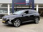 Hyundai Tucson 1.6 T-GDI HEV Premium / Automaat / NL-Auto / Vol-Leder / Adaptieve Cruise-Control / Stoelverwarming V+A / Stoelverkoeling / Stuurverwarming / Elektr.-Verstelbare Stoelen met Geheugen / Elektr.-Achterklep / Apple-Carplay & Android-Auto / Dodehoek-Detectie / Draadloze-Telefoonlader / Keyless / LED / Adaptieve-Koplampen / DAB Radio-Bluetooth / Navi / Flippers / PDC V+A met Rondom-Camerazicht / 19'' LMV / ENZ.