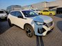 Peugeot 2008 1.2 PureTech 130 Allure Camera Rondom | Trekhaak | Carplay | 17" Lichtmetaal | LED | Leder/Stof | Digitaal Dashboard | Achteruitrijcamera | Airco (automatisch) | Apple Carplay/Android Auto|telefoonintegratie premium