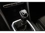 Renault Megane Estate 1.2 TCe Limited/ Trekhaak/ Apple + Android/ DAB+/ 16'' LMV/ Keyless/ Navi/ Clima/ Cruise/ Elek. pakket/ Isofix/ Bluetooth/ Armsteun/ Multi. LEDER. Stuur/ Mistl./ PDC/ Chroom/ Extra getint glas/ Dakrails.