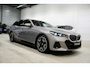 BMW i5 Touring eDrive40 84 kWh * SoH 96% - Trekhaak - Head Up - 360° - Stoelventilatie - Iconic Glow - ACC - Dodehoek *