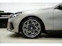 BMW i5 Touring eDrive40 84 kWh * SoH 96% - Trekhaak - Head Up - 360° - Stoelventilatie - Iconic Glow - ACC - Dodehoek *