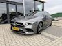 Mercedes-Benz A-klasse 180 AMG NIGHT PANO/SFEER/MEMORY/BURMESTER/ WIDESCREEN/NAVI/MATRIXLED/2XKEYLESS/CLIMA/STOELVERWARMING/S&S/SPORTZETELS - 1E. EIG - NL AUTO/KM = NAP