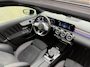 Mercedes-Benz A-klasse 180 AMG NIGHT PANO/SFEER/MEMORY/BURMESTER/ WIDESCREEN/NAVI/MATRIXLED/2XKEYLESS/CLIMA/STOELVERWARMING/S&S/SPORTZETELS - 1E. EIG - NL AUTO/KM = NAP