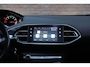 Peugeot 308 1.2 PureTech 130pk Allure - Apple CarPlay - Climate control - Cruise control - Navigatiesysteem - Parkeersensoren - Panoramadak - Trekhaak