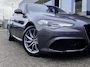 Alfa Romeo Giulia 2.0 T Q4 AWD Veloce / 280 Pk / NL-Auto / 1e-Eigenaar / Vol-Leder / Stuur -en Stoelverwarming / Elektr.-Stoelen met Geheugen / Flippers / Cruise-Control / Climate-Control /Radio-Bluetooth / Navi / PDC V+A / 18'' LMV / Inclusief Winterset LMV! / ENZ.