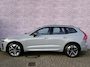Volvo XC60 T6 350 pk Plug-in hybrid AWD Ultra Dark | SOH 100 % | Facelift | Head-up Display | Full-Led | Schuif-/Kanteldak | Adaptieve Cruise Control | Trekhaak 2.250 kg | BLIS | 360° Camera | Stoel-/Stuurverwarming | 20" |