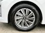 Hyundai Ioniq Premium Sky EV 38 kWh | Stoel verwarming voor en achter | Stuurverwarming | Stoelverkoeling voor | Electrisch schuif kantel dak | All-season banden | Achteruitrijcamera | Cruise Control | Airco | Apple Carplay/Android Auto | Bestuurdersstoel met geheugen functie |