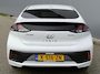 Hyundai Ioniq Premium Sky EV 38 kWh | Stoel verwarming voor en achter | Stuurverwarming | Stoelverkoeling voor | Electrisch schuif kantel dak | All-season banden | Achteruitrijcamera | Cruise Control | Airco | Apple Carplay/Android Auto | Bestuurdersstoel met geheugen functie |