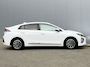 Hyundai Ioniq Premium Sky EV 38 kWh | Stoel verwarming voor en achter | Stuurverwarming | Stoelverkoeling voor | Electrisch schuif kantel dak | All-season banden | Achteruitrijcamera | Cruise Control | Airco | Apple Carplay/Android Auto | Bestuurdersstoel met geheugen functie |