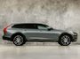 Volvo V90 Cross Country 2.0 T6 Deluxe 320Pk Automaat (PANORAMADAK, BOWERS&WILKINS, MEMORY SEATS, STOELVERWARMING/KOELING, CAMERA, HEAD-UP DISPLAY, GETINT GLAS, KEYLESS, LEDER, NIEUWSTAAT)