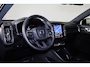 Volvo EC40 Plus Europa 70 kWh - Panoramadak - IntelliSafe Assist & Surround - Harman/Kardon audio - Parkeercamera achter - Verwarmde voorstoelen, stuur & achterbank - Parkeersensoren voor & achter - Elektr. bedienb. voorstoelen met geheugen links - Draadloze tel. lader - Warmtepomp - Extra getint glas - 19' LMV