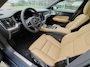 Volvo V60 T6 350PK Plug-in hybrid AWD Ultra Dark | BLIS | B&W | HUD | Pano | 360 Camera | ACC | Keyless | Massage + geventileerde & verwarmde stoelen |