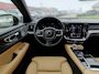 Volvo V60 T6 350PK Plug-in hybrid AWD Ultra Dark | BLIS | B&W | HUD | Pano | 360 Camera | ACC | Keyless | Massage + geventileerde & verwarmde stoelen |