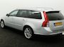 Volvo V50 2.0 Sport Bluetooth, Cruise control, Regensensor, Dimlichten automatisch, Een stijlvolle en sportieve stationwagen die bekendstaat om zijn degelijke bouwkwaliteit, comfort en Scandinavische uitstraling. De 2.0-liter benzinemotor biedt prettige prestaties en maakt d