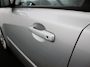 Volvo V50 2.0 Sport Bluetooth, Cruise control, Regensensor, Dimlichten automatisch, Een stijlvolle en sportieve stationwagen die bekendstaat om zijn degelijke bouwkwaliteit, comfort en Scandinavische uitstraling. De 2.0-liter benzinemotor biedt prettige prestaties en maakt d