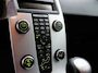 Volvo V50 2.0 Sport Bluetooth, Cruise control, Regensensor, Dimlichten automatisch, Een stijlvolle en sportieve stationwagen die bekendstaat om zijn degelijke bouwkwaliteit, comfort en Scandinavische uitstraling. De 2.0-liter benzinemotor biedt prettige prestaties en maakt d