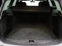 Volvo V50 2.0 Sport Bluetooth, Cruise control, Regensensor, Dimlichten automatisch, Een stijlvolle en sportieve stationwagen die bekendstaat om zijn degelijke bouwkwaliteit, comfort en Scandinavische uitstraling. De 2.0-liter benzinemotor biedt prettige prestaties en maakt d