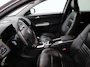 Volvo V50 2.0 Sport Bluetooth, Cruise control, Regensensor, Dimlichten automatisch, Een stijlvolle en sportieve stationwagen die bekendstaat om zijn degelijke bouwkwaliteit, comfort en Scandinavische uitstraling. De 2.0-liter benzinemotor biedt prettige prestaties en maakt d