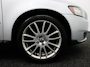 Volvo V50 2.0 Sport Bluetooth, Cruise control, Regensensor, Dimlichten automatisch, Een stijlvolle en sportieve stationwagen die bekendstaat om zijn degelijke bouwkwaliteit, comfort en Scandinavische uitstraling. De 2.0-liter benzinemotor biedt prettige prestaties en maakt d