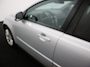 Volvo V50 2.0 Sport Bluetooth, Cruise control, Regensensor, Dimlichten automatisch, Een stijlvolle en sportieve stationwagen die bekendstaat om zijn degelijke bouwkwaliteit, comfort en Scandinavische uitstraling. De 2.0-liter benzinemotor biedt prettige prestaties en maakt d