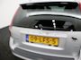 Volvo V50 2.0 Sport Bluetooth, Cruise control, Regensensor, Dimlichten automatisch, Een stijlvolle en sportieve stationwagen die bekendstaat om zijn degelijke bouwkwaliteit, comfort en Scandinavische uitstraling. De 2.0-liter benzinemotor biedt prettige prestaties en maakt d