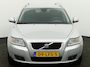 Volvo V50 2.0 Sport Bluetooth, Cruise control, Regensensor, Dimlichten automatisch, Een stijlvolle en sportieve stationwagen die bekendstaat om zijn degelijke bouwkwaliteit, comfort en Scandinavische uitstraling. De 2.0-liter benzinemotor biedt prettige prestaties en maakt d