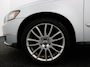 Volvo V50 2.0 Sport Bluetooth, Cruise control, Regensensor, Dimlichten automatisch, Een stijlvolle en sportieve stationwagen die bekendstaat om zijn degelijke bouwkwaliteit, comfort en Scandinavische uitstraling. De 2.0-liter benzinemotor biedt prettige prestaties en maakt d