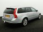 Volvo V50 2.0 Sport Bluetooth, Cruise control, Regensensor, Dimlichten automatisch, Een stijlvolle en sportieve stationwagen die bekendstaat om zijn degelijke bouwkwaliteit, comfort en Scandinavische uitstraling. De 2.0-liter benzinemotor biedt prettige prestaties en maakt d
