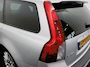 Volvo V50 2.0 Sport Bluetooth, Cruise control, Regensensor, Dimlichten automatisch, Een stijlvolle en sportieve stationwagen die bekendstaat om zijn degelijke bouwkwaliteit, comfort en Scandinavische uitstraling. De 2.0-liter benzinemotor biedt prettige prestaties en maakt d