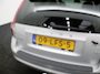 Volvo V50 2.0 Sport Bluetooth, Cruise control, Regensensor, Dimlichten automatisch, Een stijlvolle en sportieve stationwagen die bekendstaat om zijn degelijke bouwkwaliteit, comfort en Scandinavische uitstraling. De 2.0-liter benzinemotor biedt prettige prestaties en maakt d