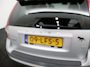 Volvo V50 2.0 Sport Bluetooth, Cruise control, Regensensor, Dimlichten automatisch, Een stijlvolle en sportieve stationwagen die bekendstaat om zijn degelijke bouwkwaliteit, comfort en Scandinavische uitstraling. De 2.0-liter benzinemotor biedt prettige prestaties en maakt d