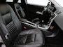 Volvo V50 2.0 Sport Bluetooth, Cruise control, Regensensor, Dimlichten automatisch, Een stijlvolle en sportieve stationwagen die bekendstaat om zijn degelijke bouwkwaliteit, comfort en Scandinavische uitstraling. De 2.0-liter benzinemotor biedt prettige prestaties en maakt d