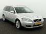 Volvo V50 2.0 Sport Bluetooth, Cruise control, Regensensor, Dimlichten automatisch, Een stijlvolle en sportieve stationwagen die bekendstaat om zijn degelijke bouwkwaliteit, comfort en Scandinavische uitstraling. De 2.0-liter benzinemotor biedt prettige prestaties en maakt d