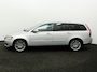 Volvo V50 2.0 Sport Bluetooth, Cruise control, Regensensor, Dimlichten automatisch, Een stijlvolle en sportieve stationwagen die bekendstaat om zijn degelijke bouwkwaliteit, comfort en Scandinavische uitstraling. De 2.0-liter benzinemotor biedt prettige prestaties en maakt d