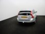 Volvo V50 2.0 Sport Bluetooth, Cruise control, Regensensor, Dimlichten automatisch, Een stijlvolle en sportieve stationwagen die bekendstaat om zijn degelijke bouwkwaliteit, comfort en Scandinavische uitstraling. De 2.0-liter benzinemotor biedt prettige prestaties en maakt d