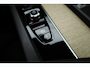 Volvo XC60 2.0 T8 Plug-in hybrid AWD Ultra Dark | Pano-dak | Trekhaak | Head-up | 360 camera | Stoel + stuurverw. | aurora silver |